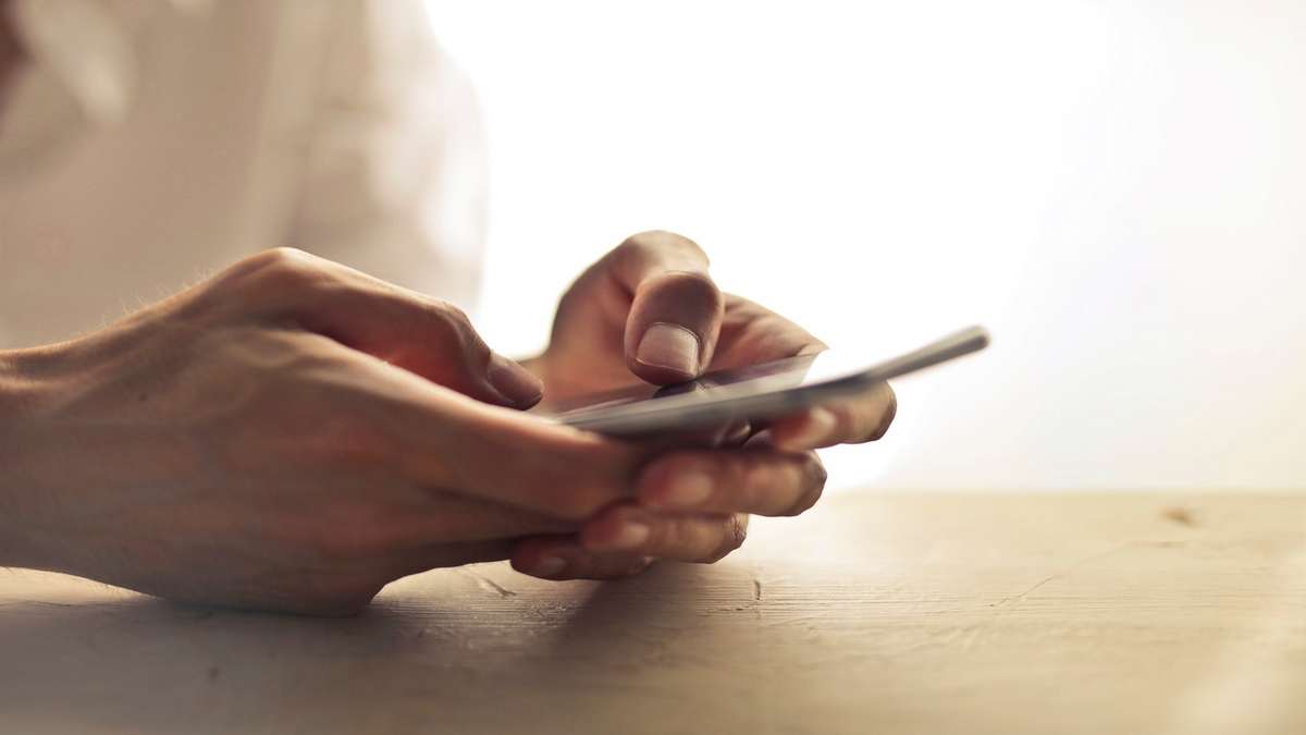 How to Read Messages From Another Mobile Phone